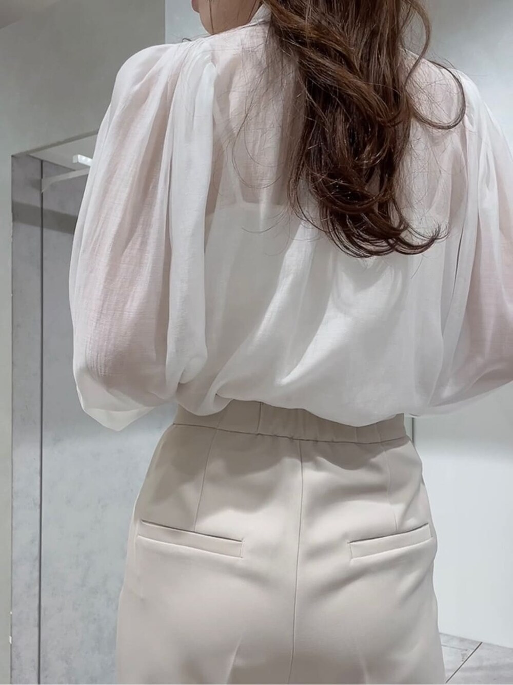 ブラック系のパンプス、ホワイト系のシャツ/ブラウス、ベージュ系のその他パンツを着用したレディースの秋コーディネートの8枚目の写真