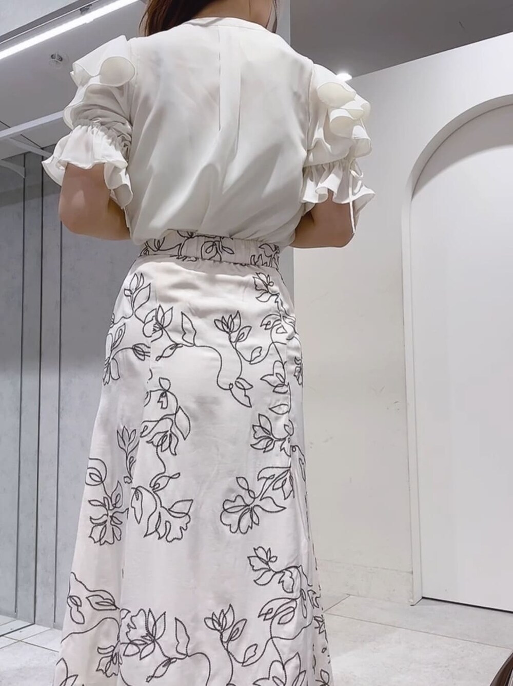 ホワイト系のシャツ/ブラウス、ホワイト系のスカートを着用したレディースの夏コーディネートの4枚目の写真