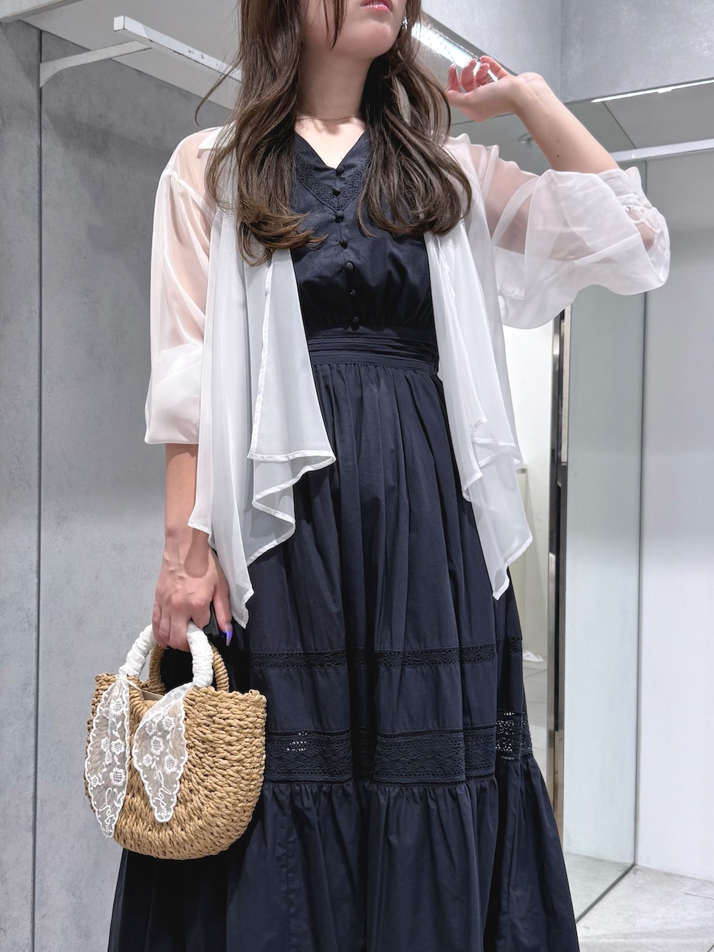 ホワイト系のシャツ/ブラウス、ブルー系のワンピース、その他のサンダルを着用したレディースの夏コーディネートの5枚目の写真