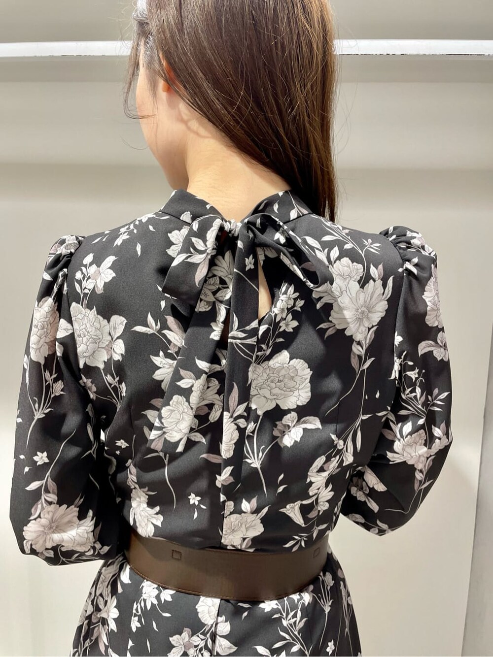 ベージュ系のブーツ、ブラック系のワンピース、ブラウン系のベルトを着用したレディースの冬コーディネートの4枚目の写真