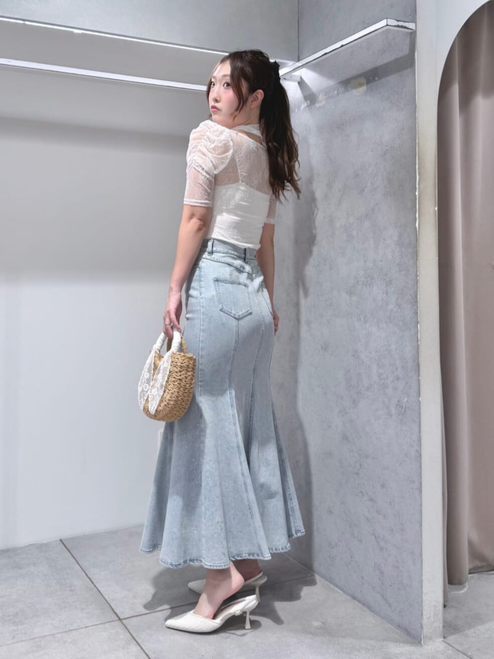 ホワイト系のパンプス、ベージュ系のハンドバッグ、ホワイト系のTシャツ/カットソーを着用したレディースの夏コーディネートの2枚目の写真