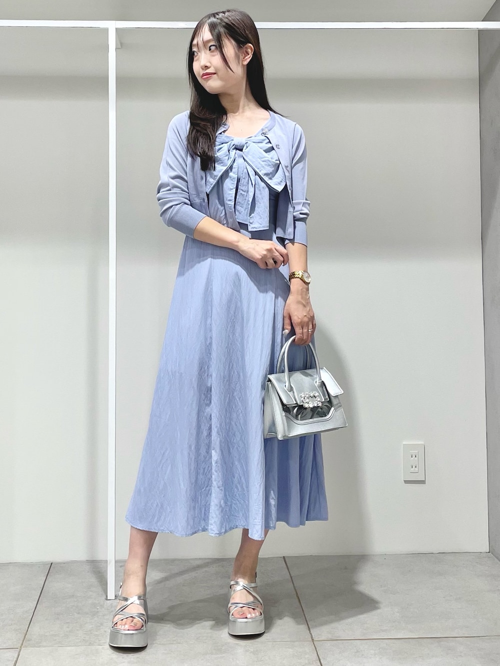ブルー系のカーディガン/ボレロ、ブルー系のワンピース、シルバー系のサンダルを着用したレディースの夏コーディネートの2枚目の写真