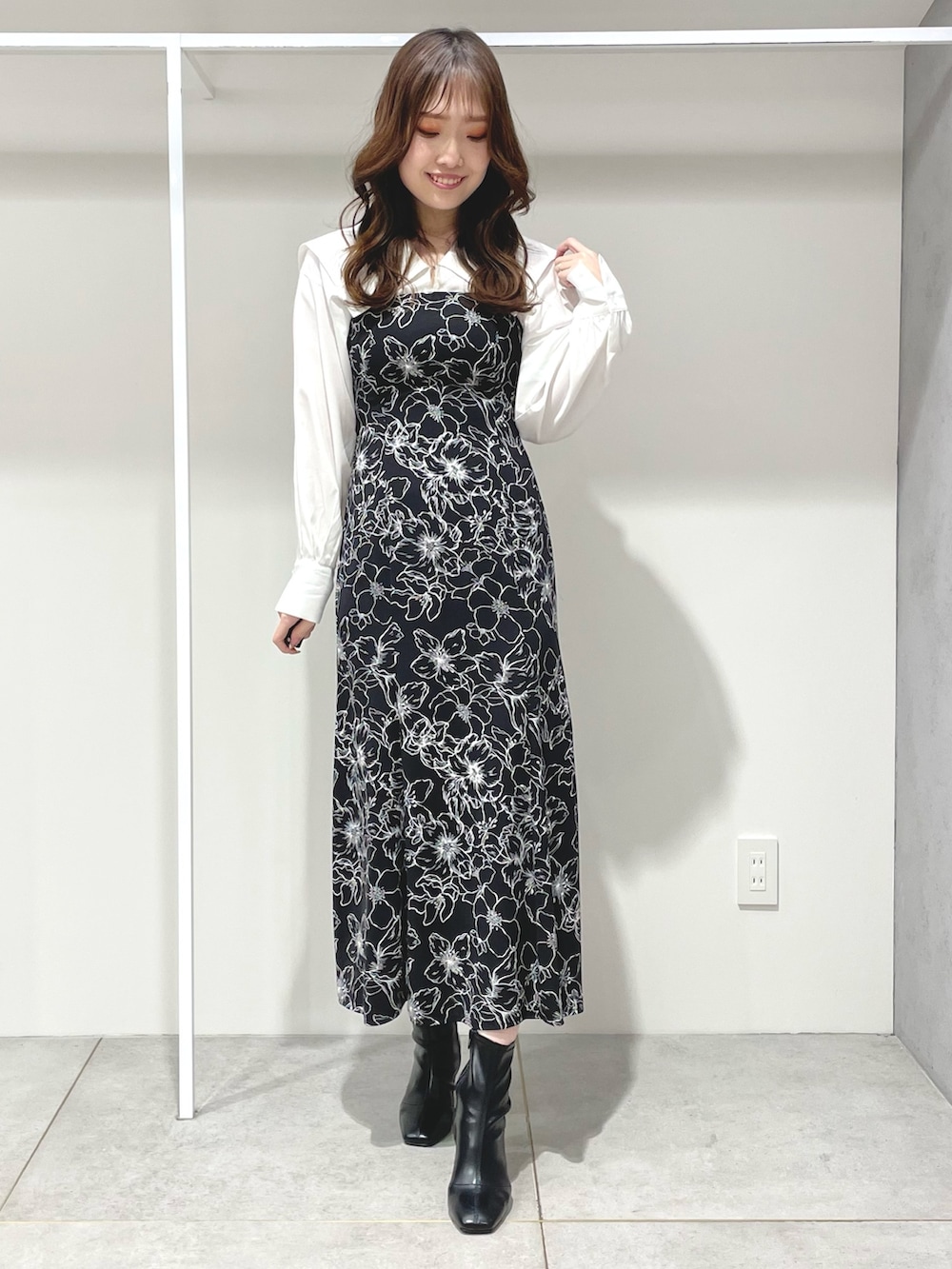 その他のワンピース、ベージュ系のチェスターコート、ブラック系のブーツを着用したレディースの冬コーディネートの5枚目の写真