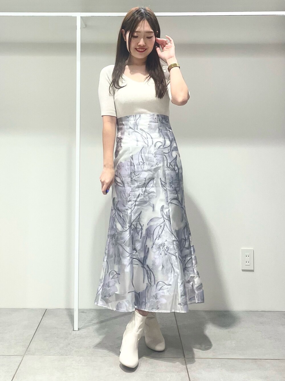 ホワイト系のトレンチコート、ホワイト系のハンドバッグ、パープル系のワンピースを着用したレディースの春コーディネートの4枚目の写真