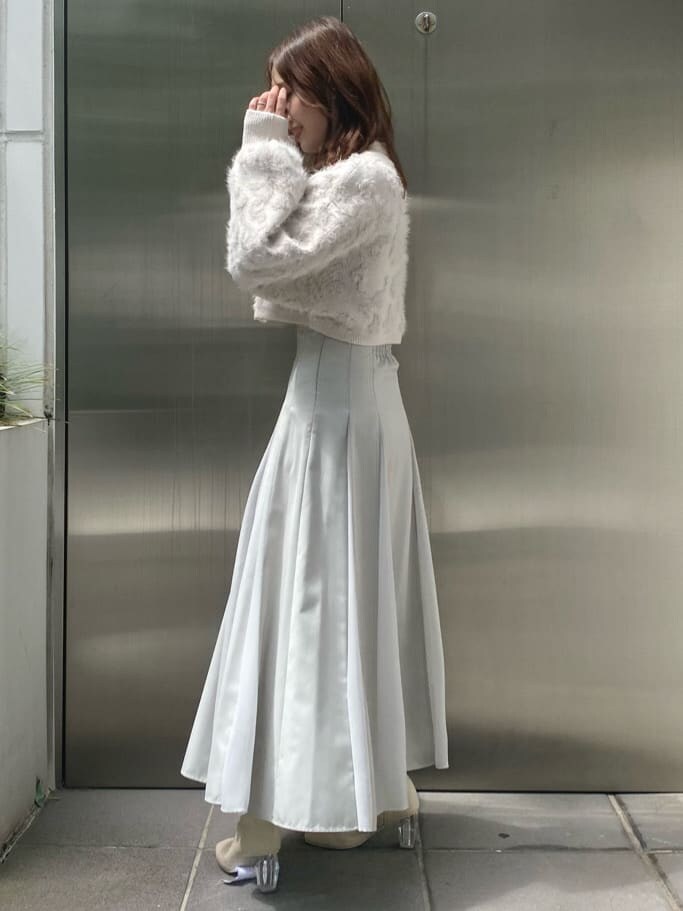 ホワイト系のニット/セーター、グリーン系のスカート、グリーン系のスカートを着用したレディースの秋コーディネートの5枚目の写真