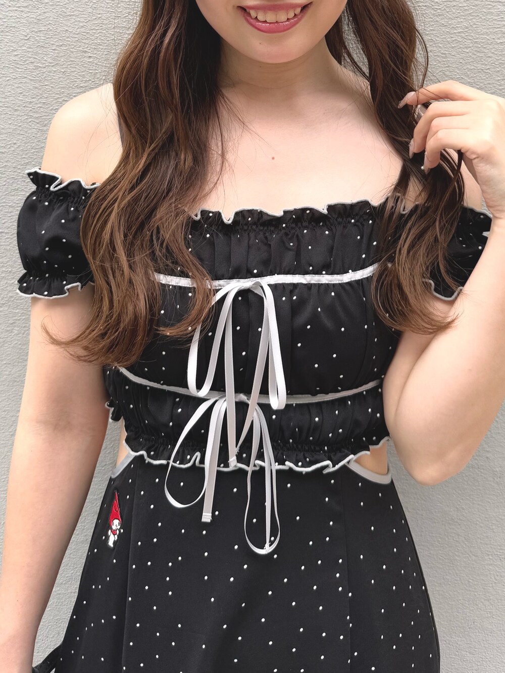 ブラック系のワンピース、ブラック系のショルダーバッグ、ホワイト系のサンダルを着用したレディースの春コーディネートの6枚目の写真