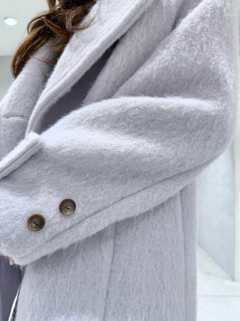 グレー系のその他アウター、ブラック系のワンピース、ブラック系のブーツを着用したレディースの冬コーディネートの10枚目の写真