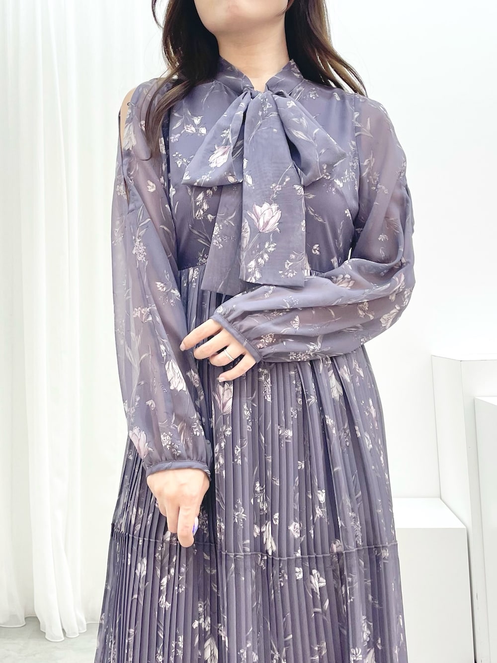 グレー系のワンピース、ブラック系のブーツ、グレー系のテーラードジャケットを着用したレディースの秋コーディネートの9枚目の写真