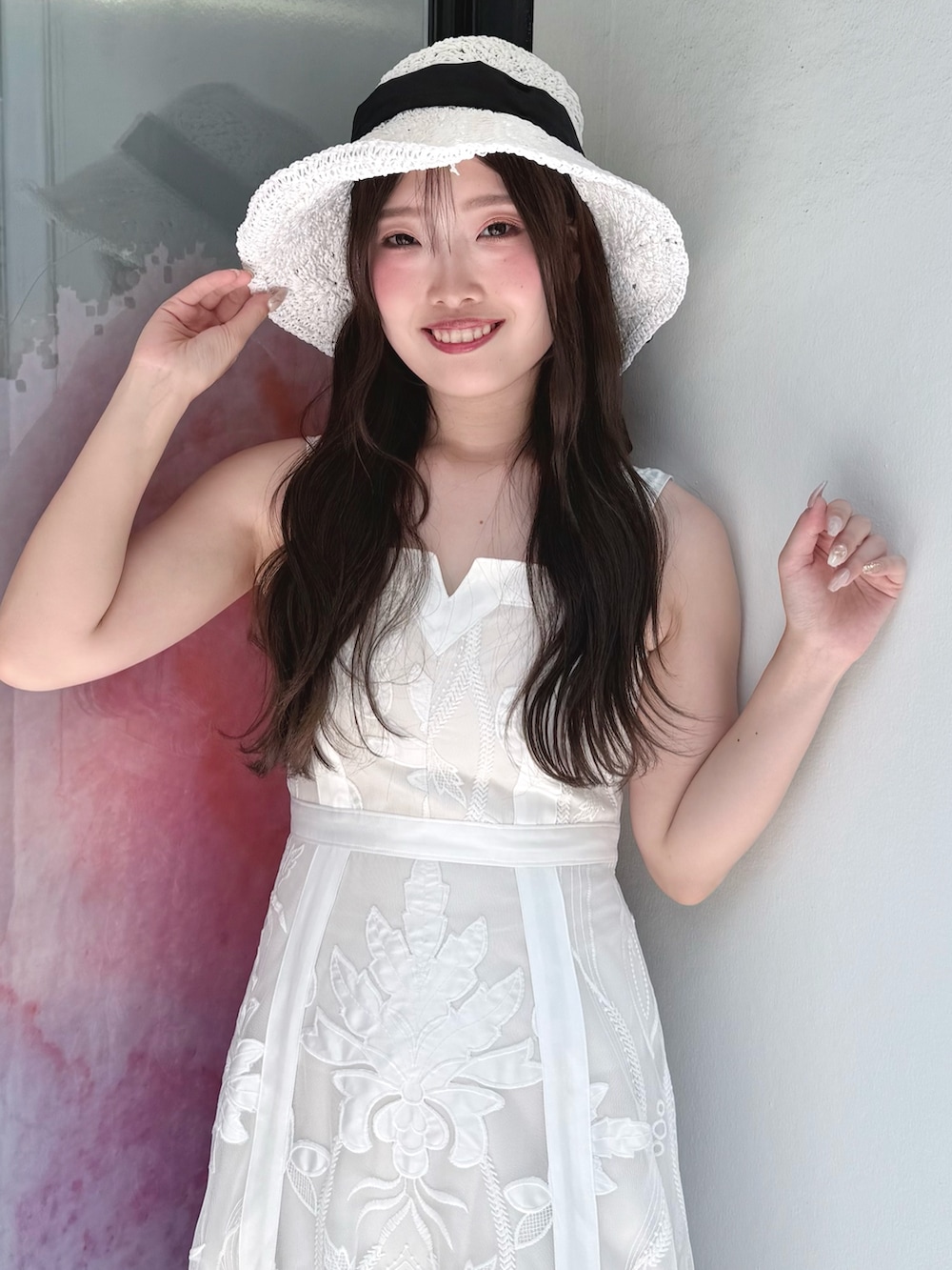 ホワイト系のワンピース、その他のサンダル、ホワイト系のハットを着用したレディースの夏コーディネートの4枚目の写真