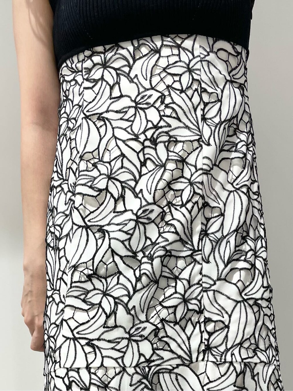 ブラック系のその他シューズ、ブラック系のワンピースを着用したレディースの春コーディネートの6枚目の写真