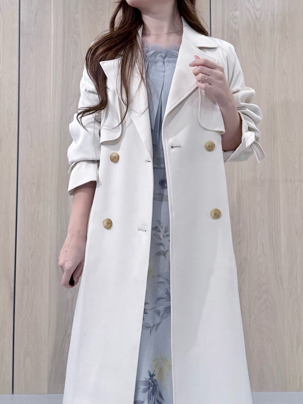 グリーン系のシャツ/ブラウス、グリーン系のスカート、ホワイト系のトレンチコートを着用したレディースの春コーディネートの4枚目の写真