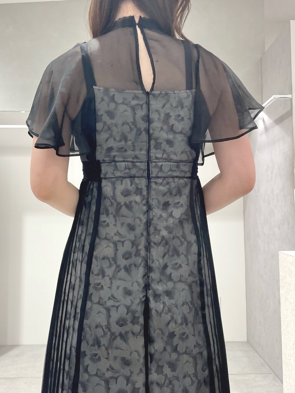 ブラック系のワンピース、ブラック系のトートバッグ、ブラック系のサンダルを着用したレディースの夏コーディネートの8枚目の写真