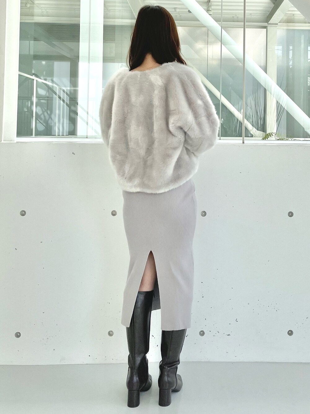 ブラウン系のブーツ、グレー系のその他アウター、ベージュ系のワンピースを着用したレディースの冬コーディネートの3枚目の写真