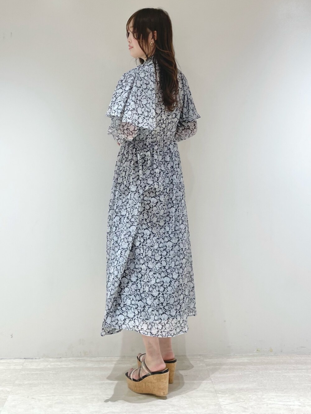 ブラック系のワンピース、ブラック系のサンダルを着用したレディースの冬コーディネートの3枚目の写真