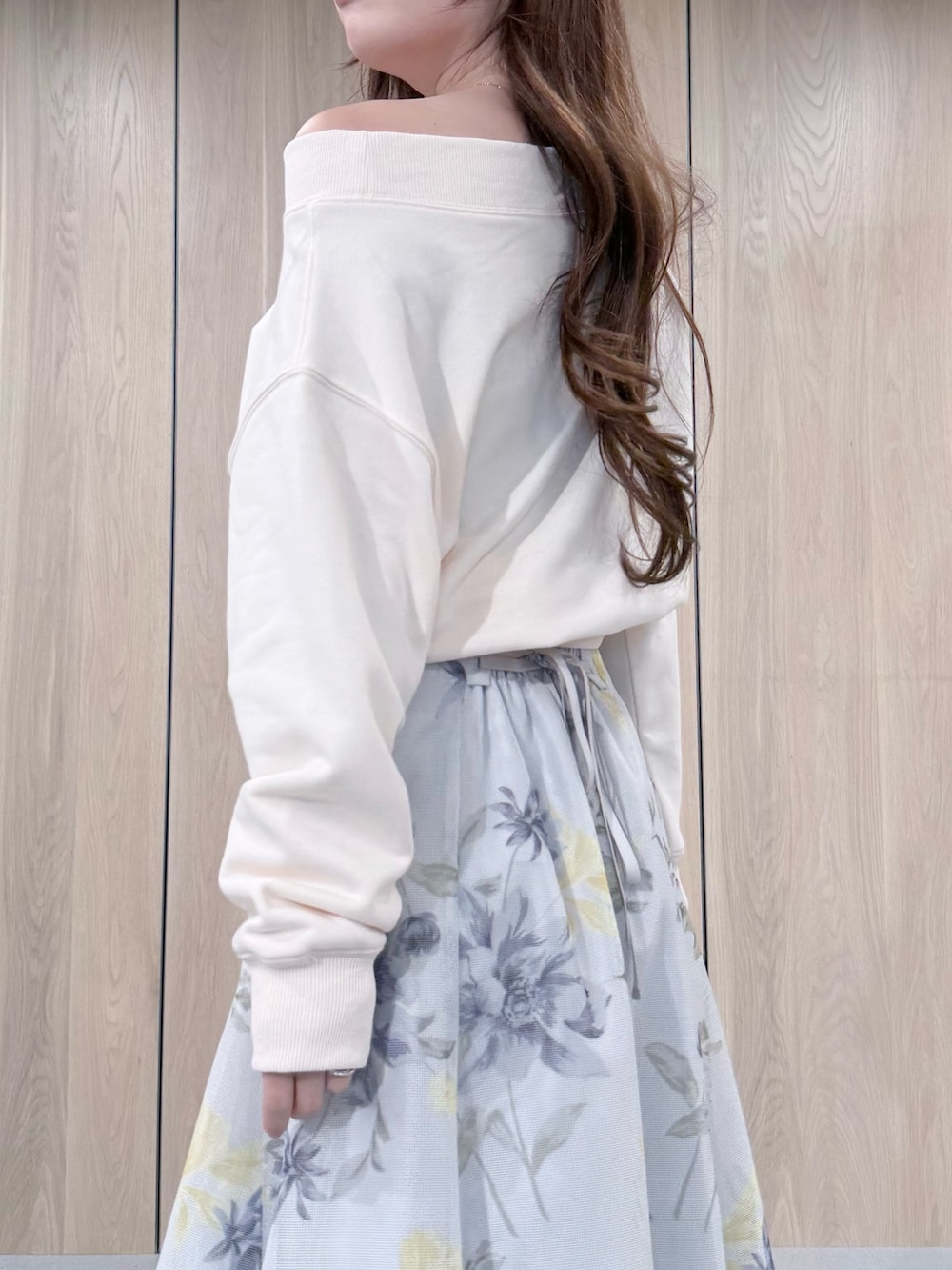 ホワイト系のTシャツ/カットソー、グリーン系のスカート、ホワイト系のパンプスを着用したレディースの春コーディネートの6枚目の写真