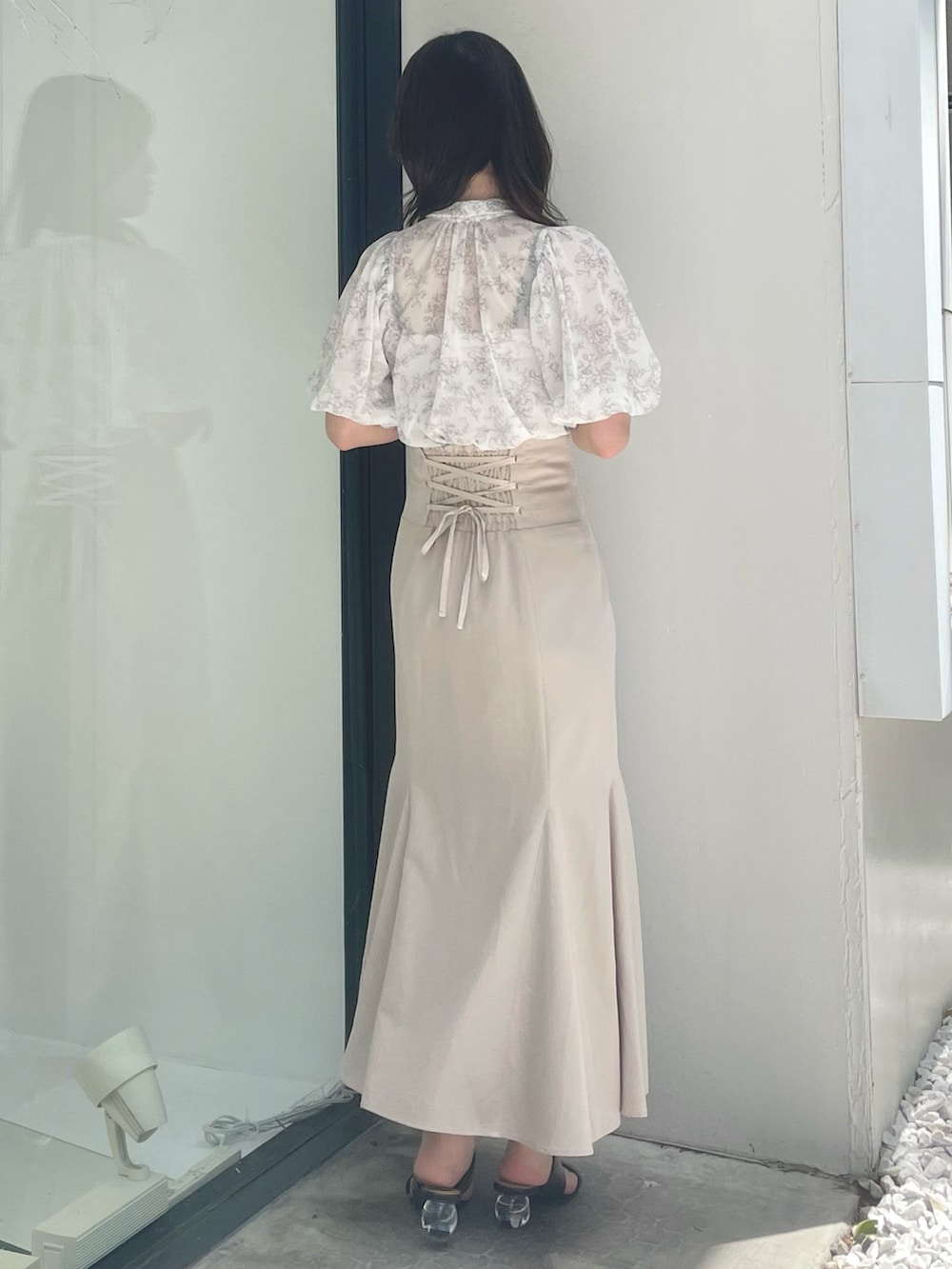 ベージュ系のシャツ/ブラウス、ベージュ系のスカート、ブラウン系のサンダルを着用したレディースの夏コーディネートの3枚目の写真
