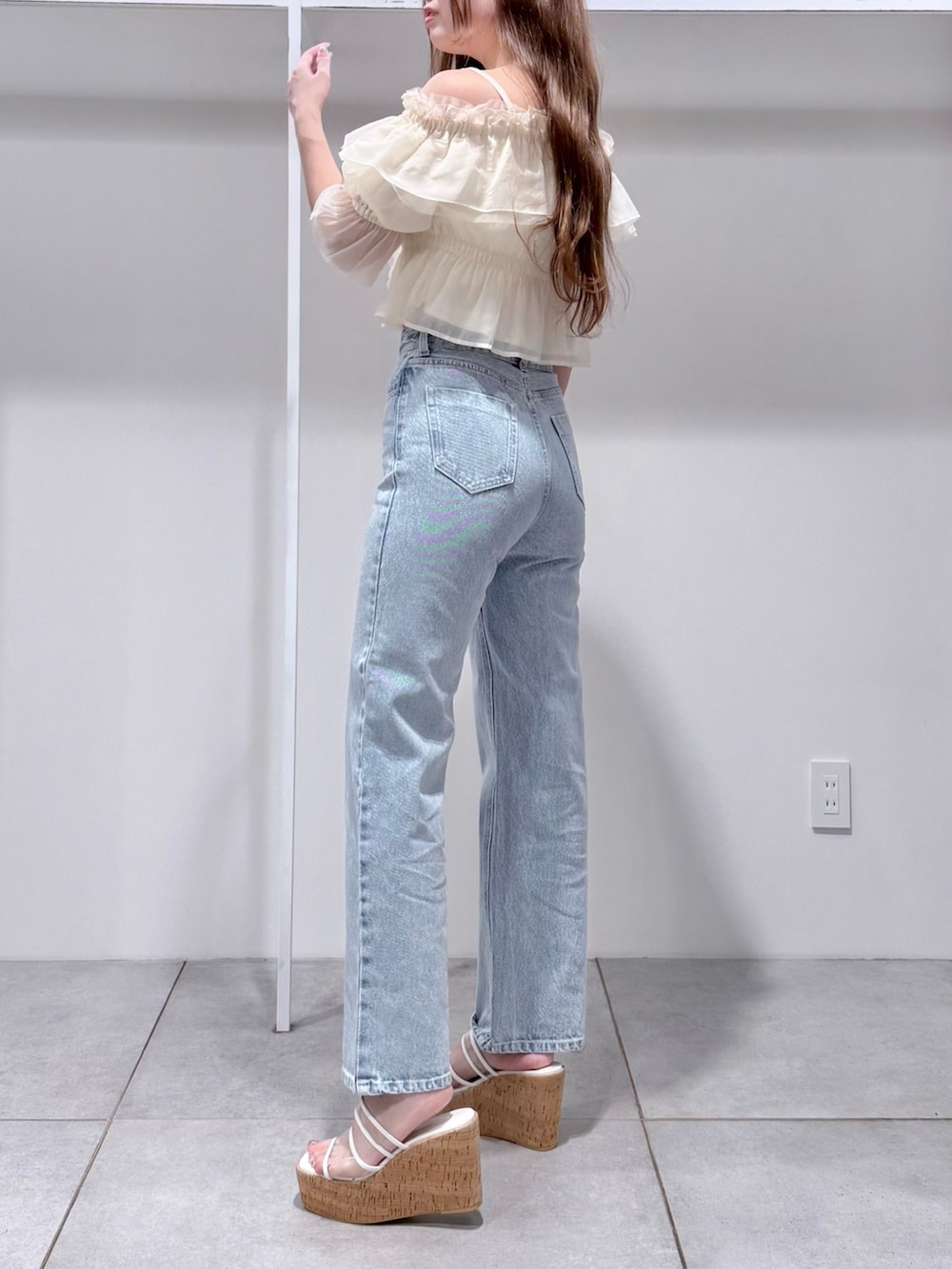 ホワイト系のシャツ/ブラウス、ブルー系のデニムパンツ、その他のサンダルを着用したレディースの春コーディネートの2枚目の写真