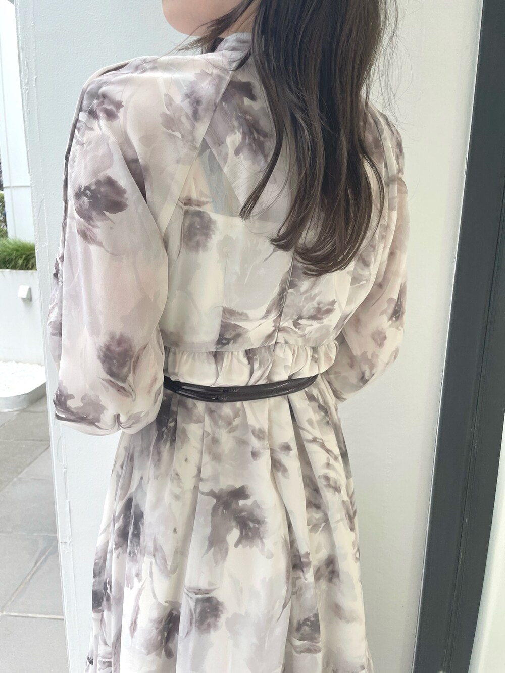 ホワイト系のハンドバッグ、ブラウン系のブーツ、グレー系のその他アウターを着用したレディースの夏コーディネートの9枚目の写真