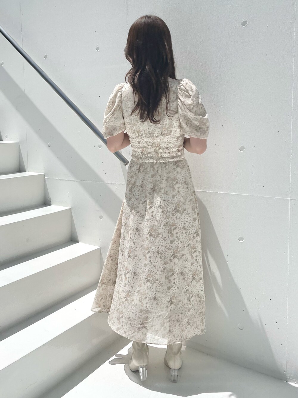 ベージュ系のワンピース、ホワイト系のブーツを着用したレディースの夏コーディネートの3枚目の写真