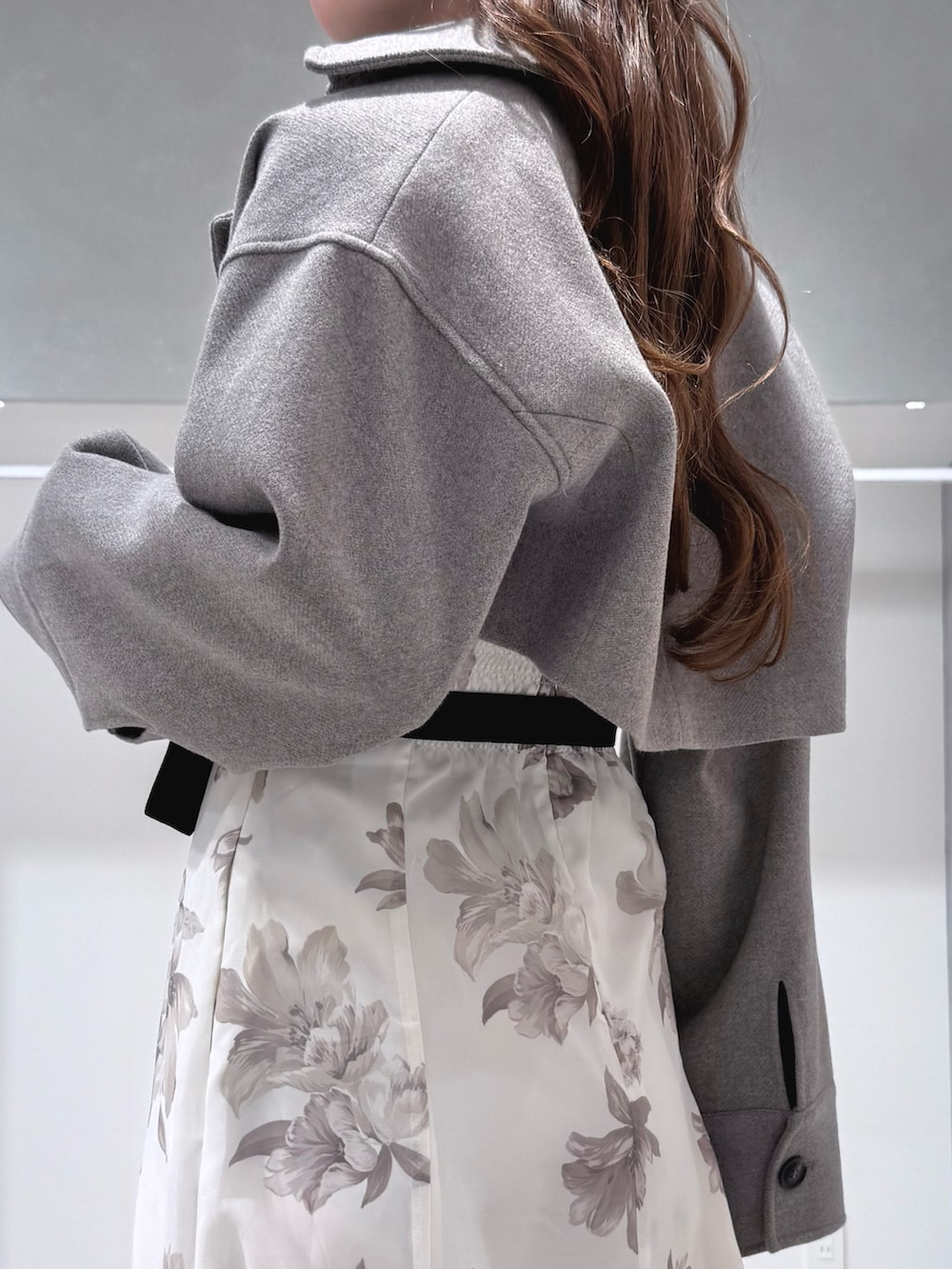 グレー系のその他アウター、ブラック系のワンピース、ブラック系のハンドバッグを着用したレディースの秋コーディネートの5枚目の写真