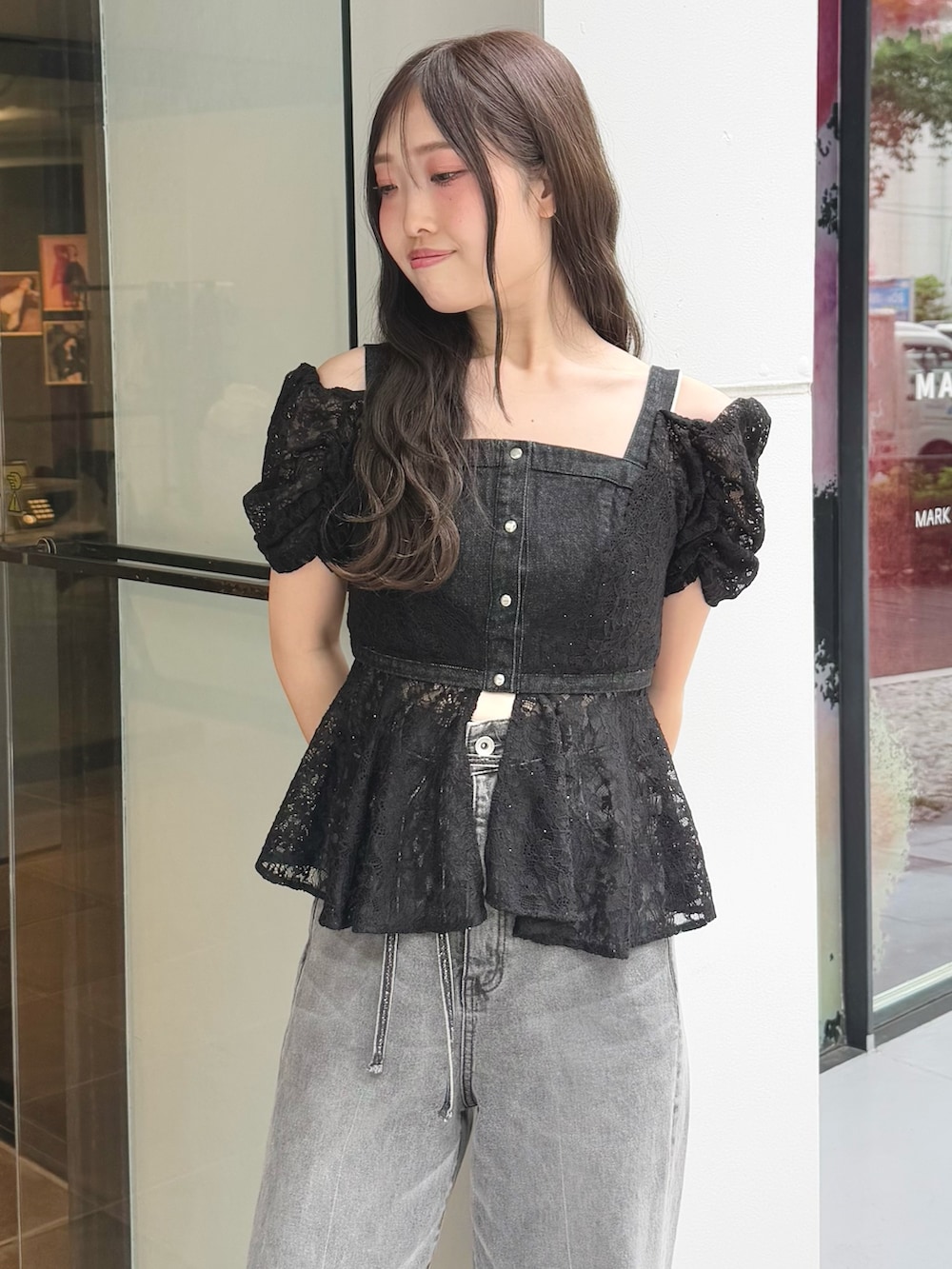 グレー系のデニムパンツ、ブラック系のサンダル、ブラック系のシャツ/ブラウスを着用したレディースの夏コーディネートの5枚目の写真