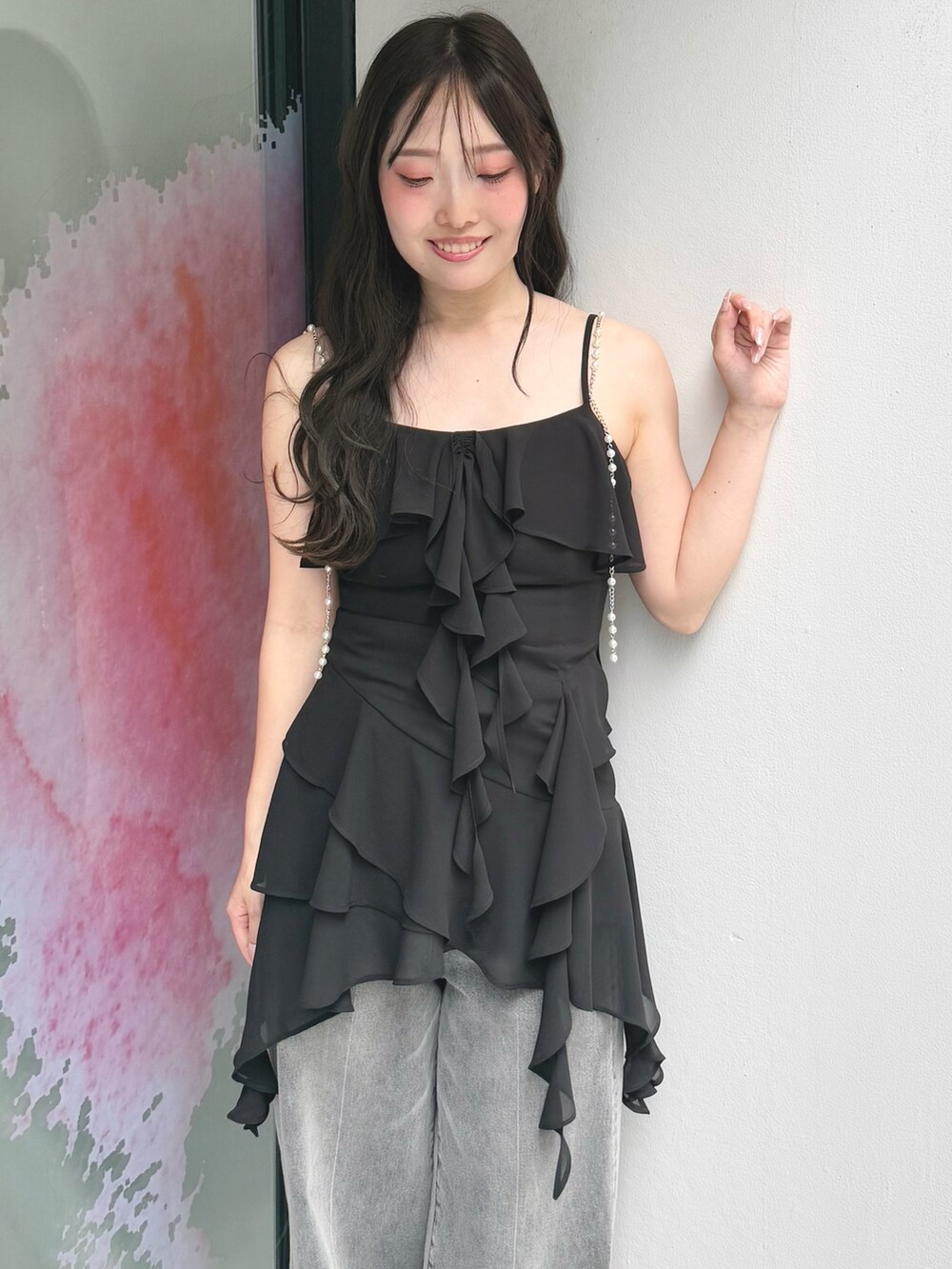 グレー系のデニムパンツ、ブラック系のシャツ/ブラウス、ブラック系のサンダルを着用したレディースの夏コーディネートの5枚目の写真