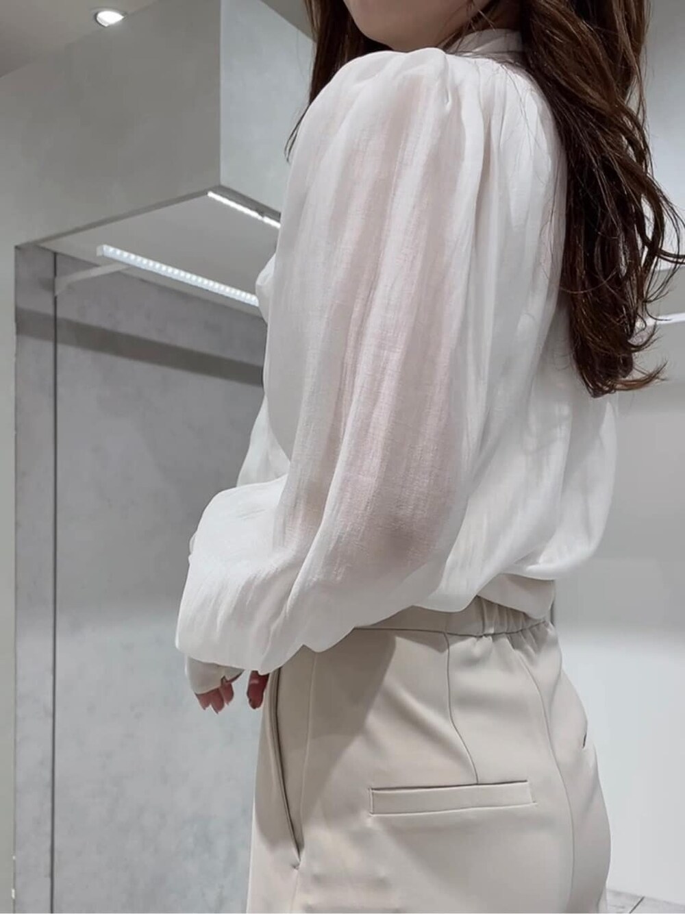 ブラック系のパンプス、ホワイト系のシャツ/ブラウス、ベージュ系のその他パンツを着用したレディースの秋コーディネートの9枚目の写真