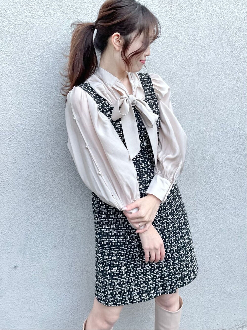 ベージュ系のブーツ、ベージュ系のシャツ/ブラウス、ブラック系のテーラードジャケットを着用したレディースの冬コーディネートの6枚目の写真