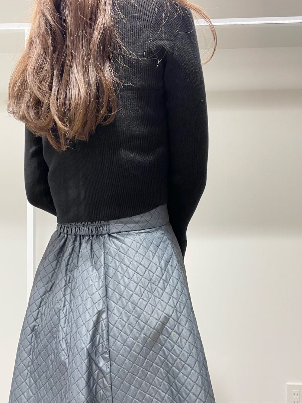 ブラック系のカーディガン/ボレロ、ブラック系のブーツ、グレー系のスカートを着用したレディースの夏コーディネートの7枚目の写真