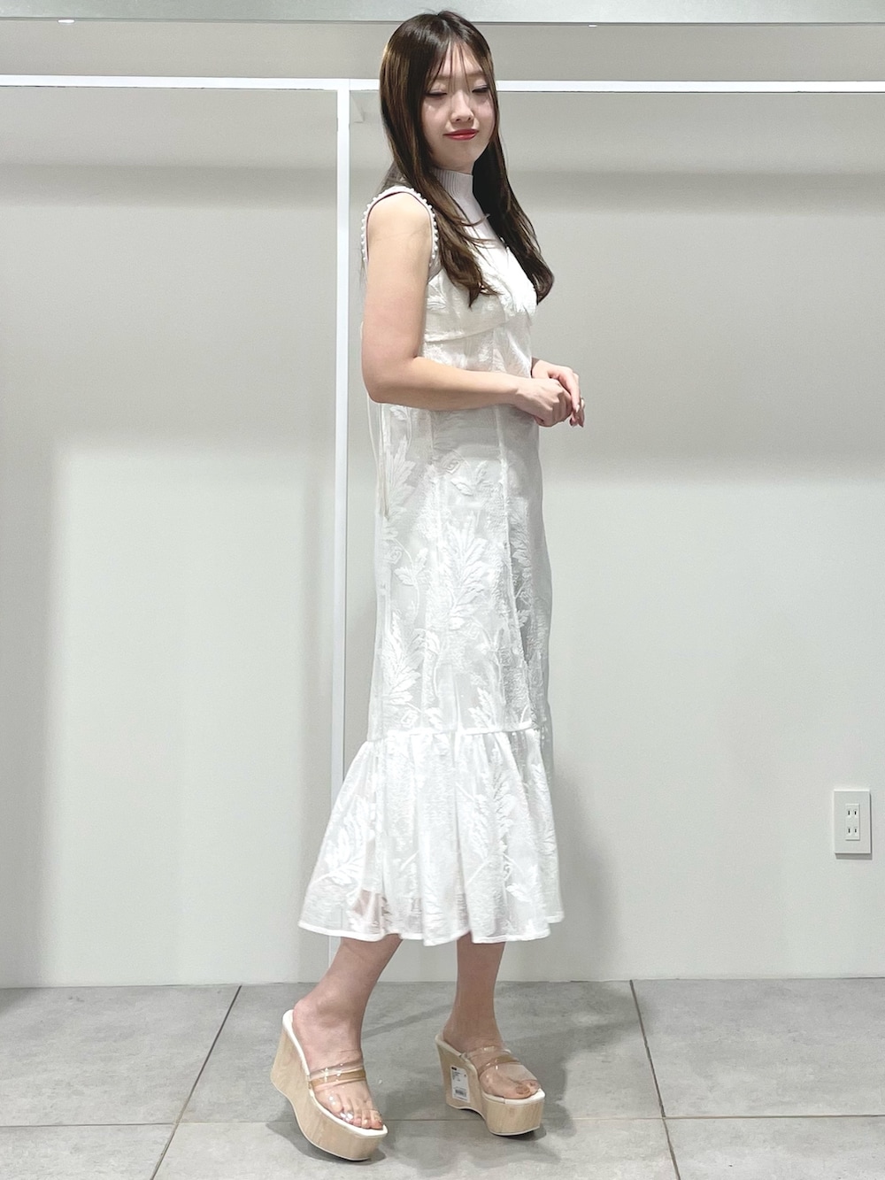 ホワイト系のワンピース、ピンク系のニット/セーター、その他のサンダルを着用したレディースの春コーディネートの2枚目の写真