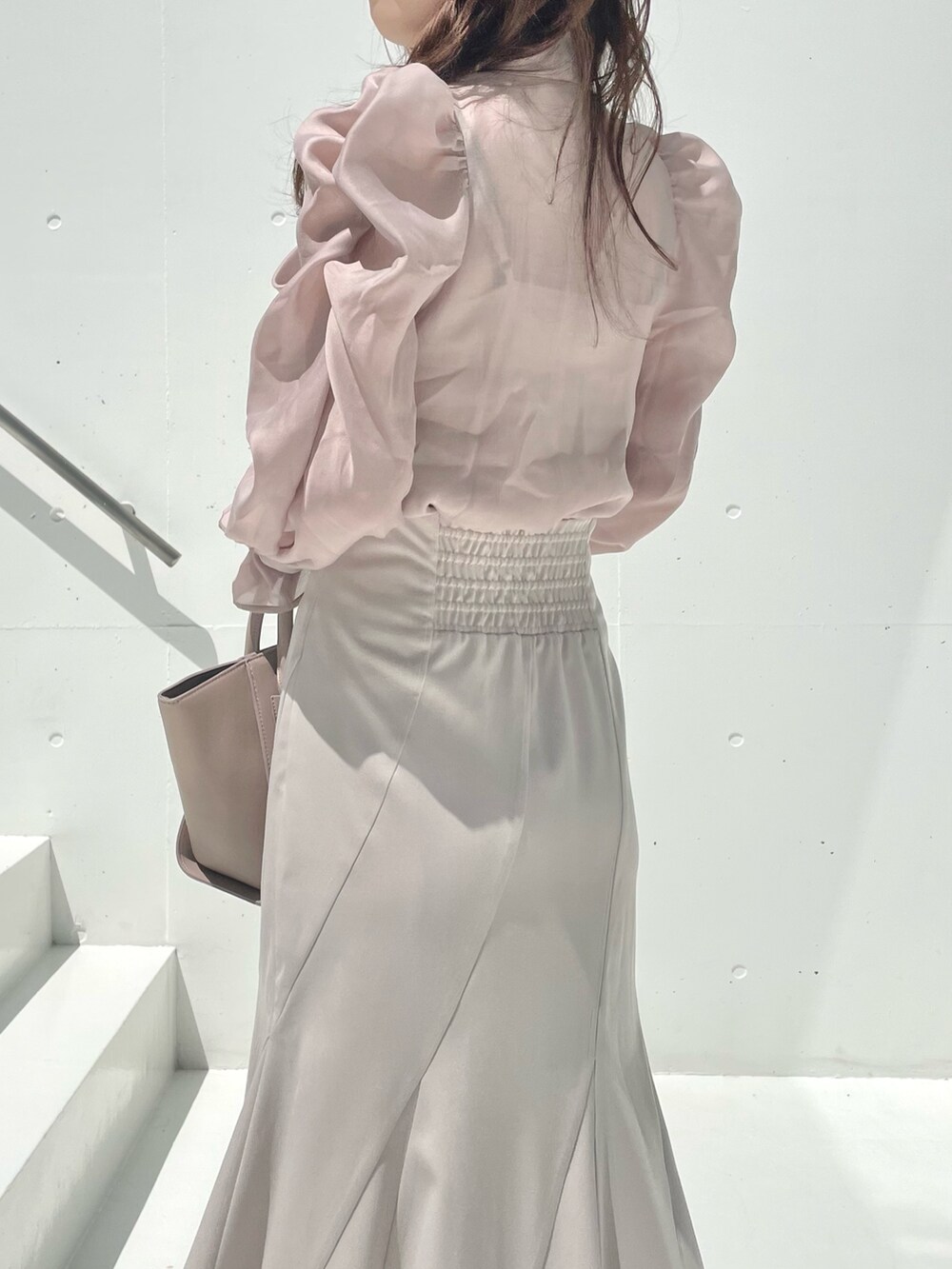 グレー系のテーラードジャケット、ベージュ系のシャツ/ブラウス、ベージュ系のスカートを着用したレディースの秋コーディネートの8枚目の写真