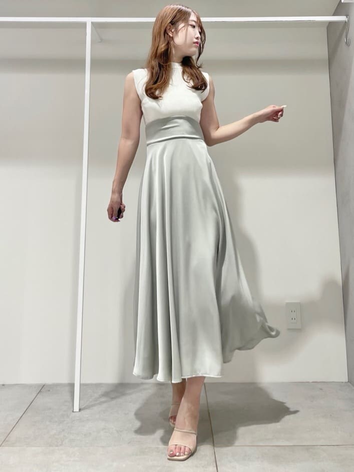 グリーン系のワンピース、ベージュ系のサンダルを着用したレディースの夏コーディネートの5枚目の写真