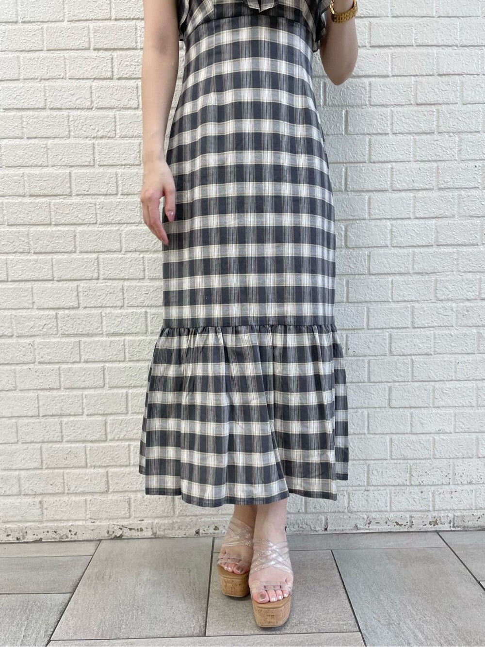 その他のサンダル、その他のワンピースを着用したレディースの春コーディネートの8枚目の写真