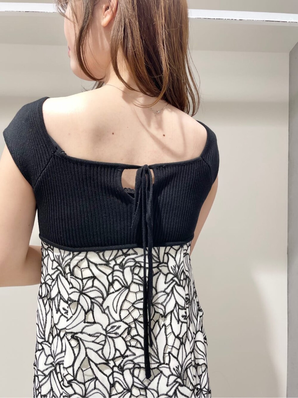 ブラック系のその他シューズ、ブラック系のワンピースを着用したレディースの春コーディネートの5枚目の写真