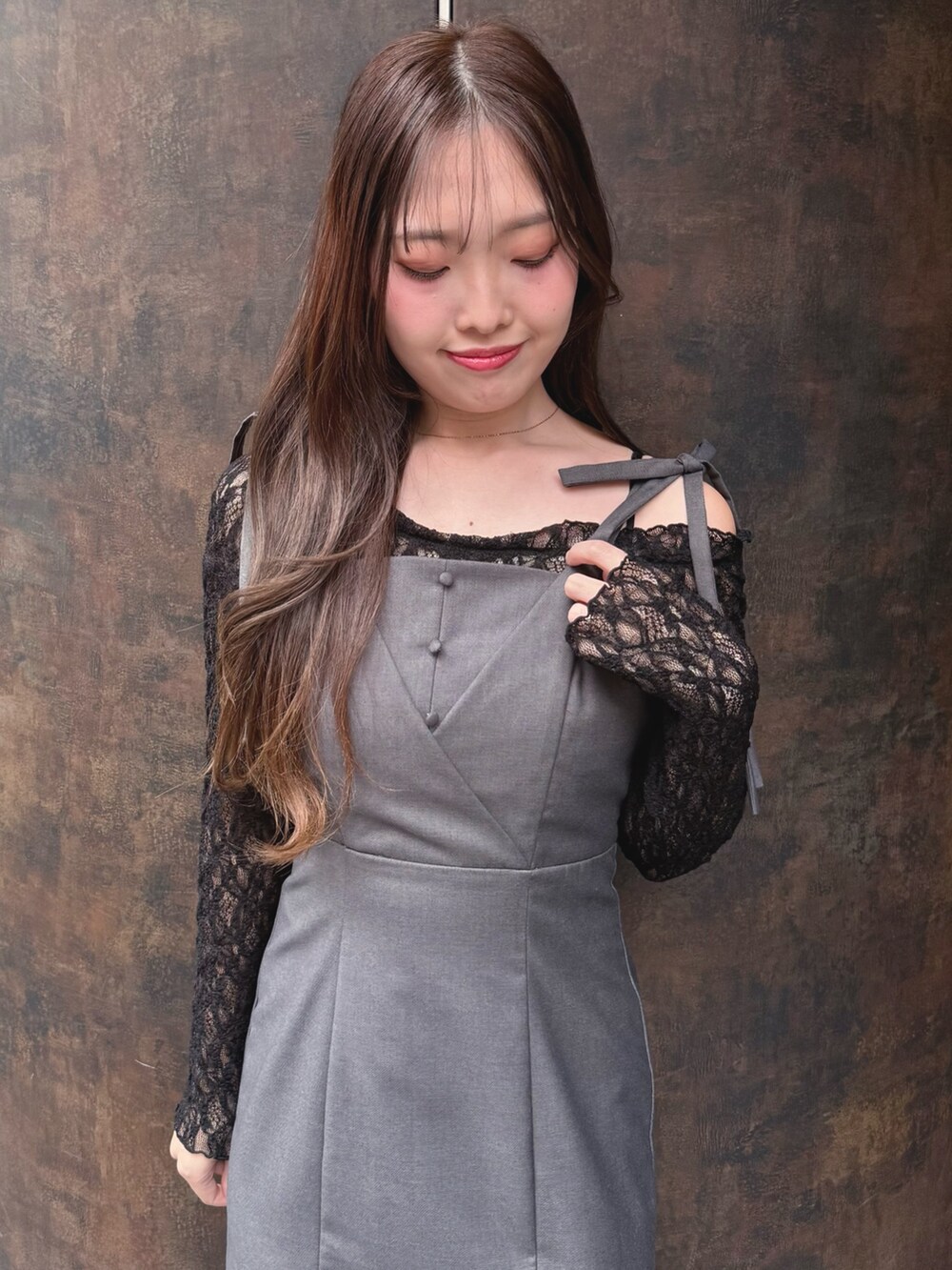 グレー系のワンピース、ブラック系のブーツを着用したレディースの秋コーディネートの4枚目の写真