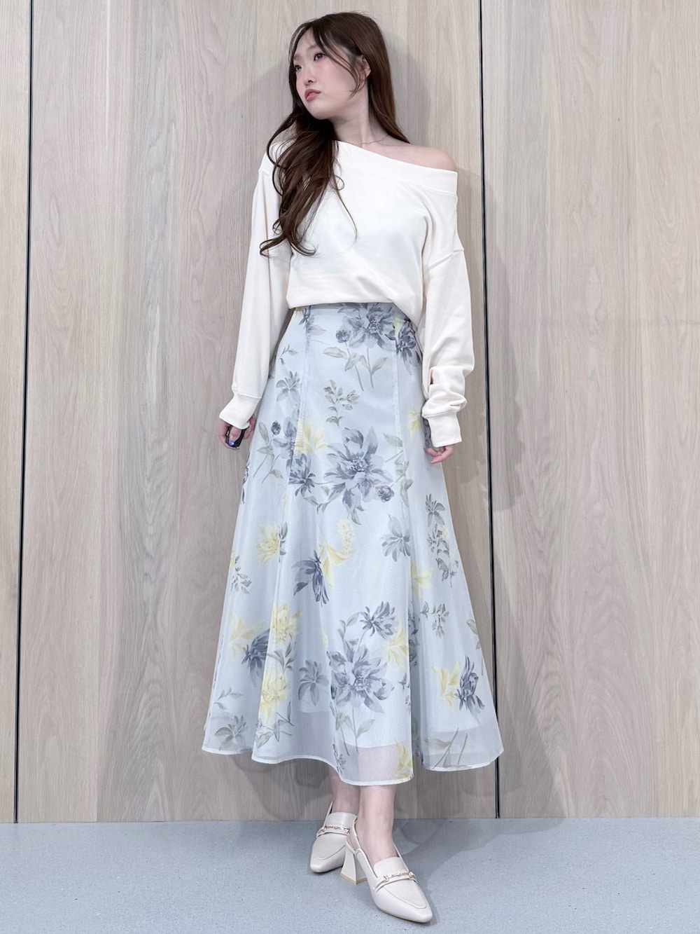 ホワイト系のTシャツ/カットソー、グリーン系のスカート、ホワイト系のパンプスを着用したレディースの春コーディネートの2枚目の写真