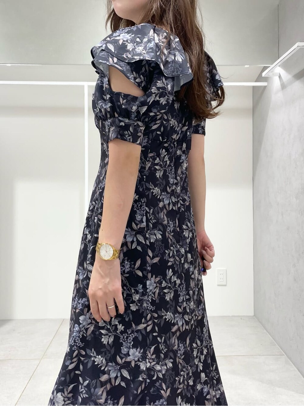 ブルー系のワンピース、ブラック系のブーツ、ブラウン系のハンドバッグを着用したレディースの秋コーディネートの7枚目の写真