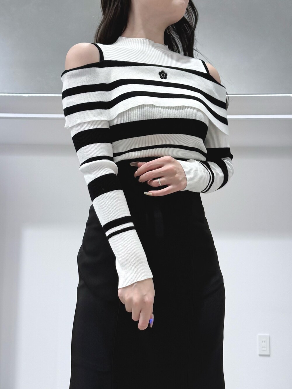 その他のニット/セーター、ブラック系のスカート、ブラック系のパンプスを着用したレディースの春コーディネートの5枚目の写真