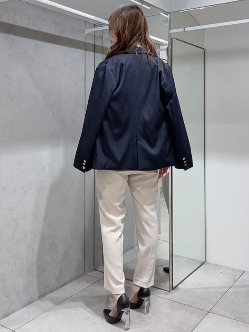 ブラック系のパンプス、ホワイト系のシャツ/ブラウス、ベージュ系のその他パンツを着用したレディースの秋コーディネートの2枚目の写真