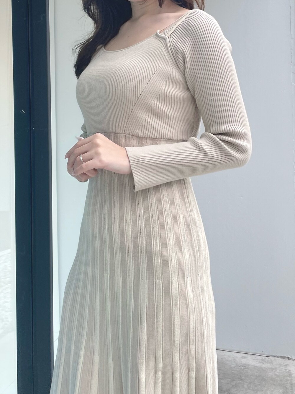 ホワイト系のワンピース、ホワイト系のブーツを着用したレディースの冬コーディネートの4枚目の写真