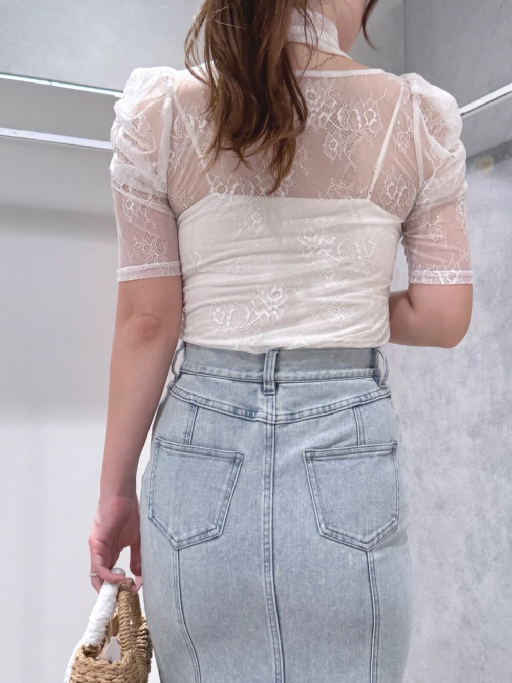 ホワイト系のパンプス、ベージュ系のハンドバッグ、ホワイト系のTシャツ/カットソーを着用したレディースの夏コーディネートの7枚目の写真