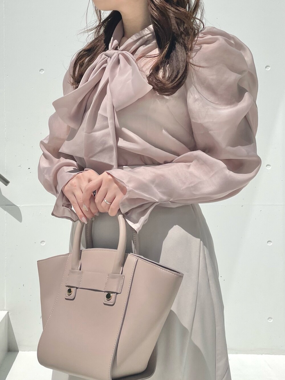 グレー系のテーラードジャケット、ベージュ系のシャツ/ブラウス、ベージュ系のスカートを着用したレディースの秋コーディネートの7枚目の写真