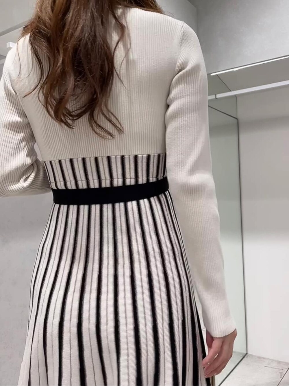 ベージュ系のトレンチコート、ベージュ系のトレンチコート、ホワイト系のワンピースを着用したレディースの秋コーディネートの10枚目の写真