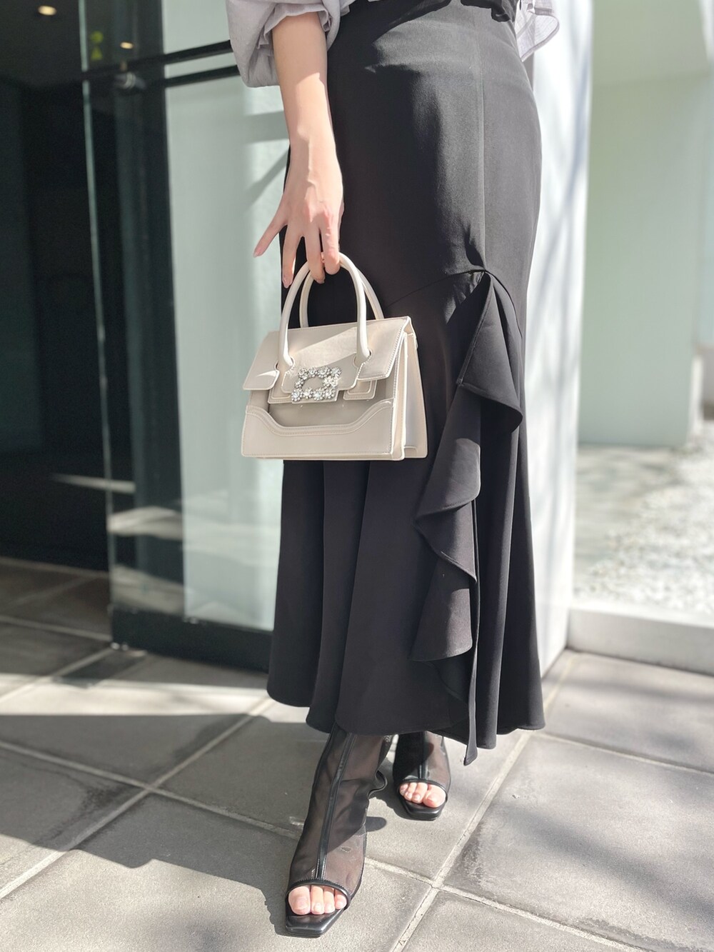 ブラック系のブーツ、パープル系のシャツ/ブラウス、ブラック系のスカートを着用したレディースの冬コーディネートの7枚目の写真