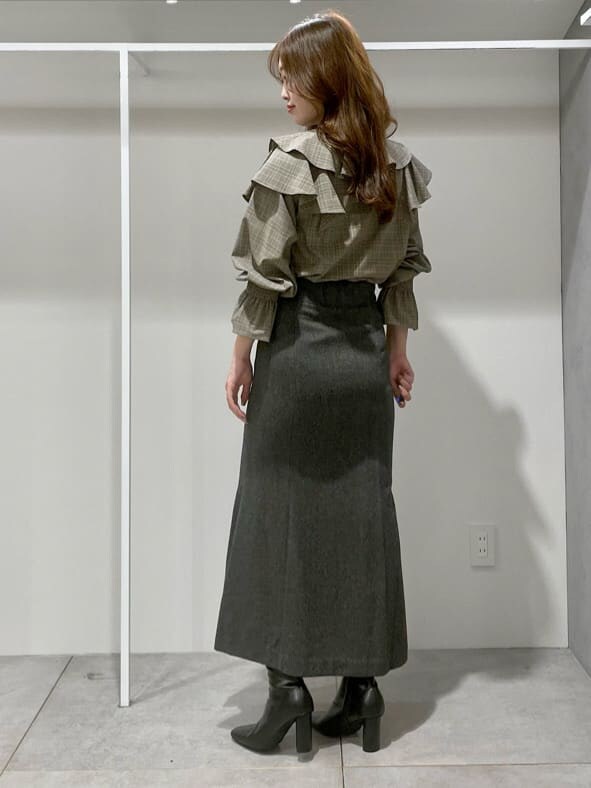 ブラック系のブーツ、その他のシャツ/ブラウス、その他のシャツ/ブラウスを着用したレディースの秋コーディネートの3枚目の写真