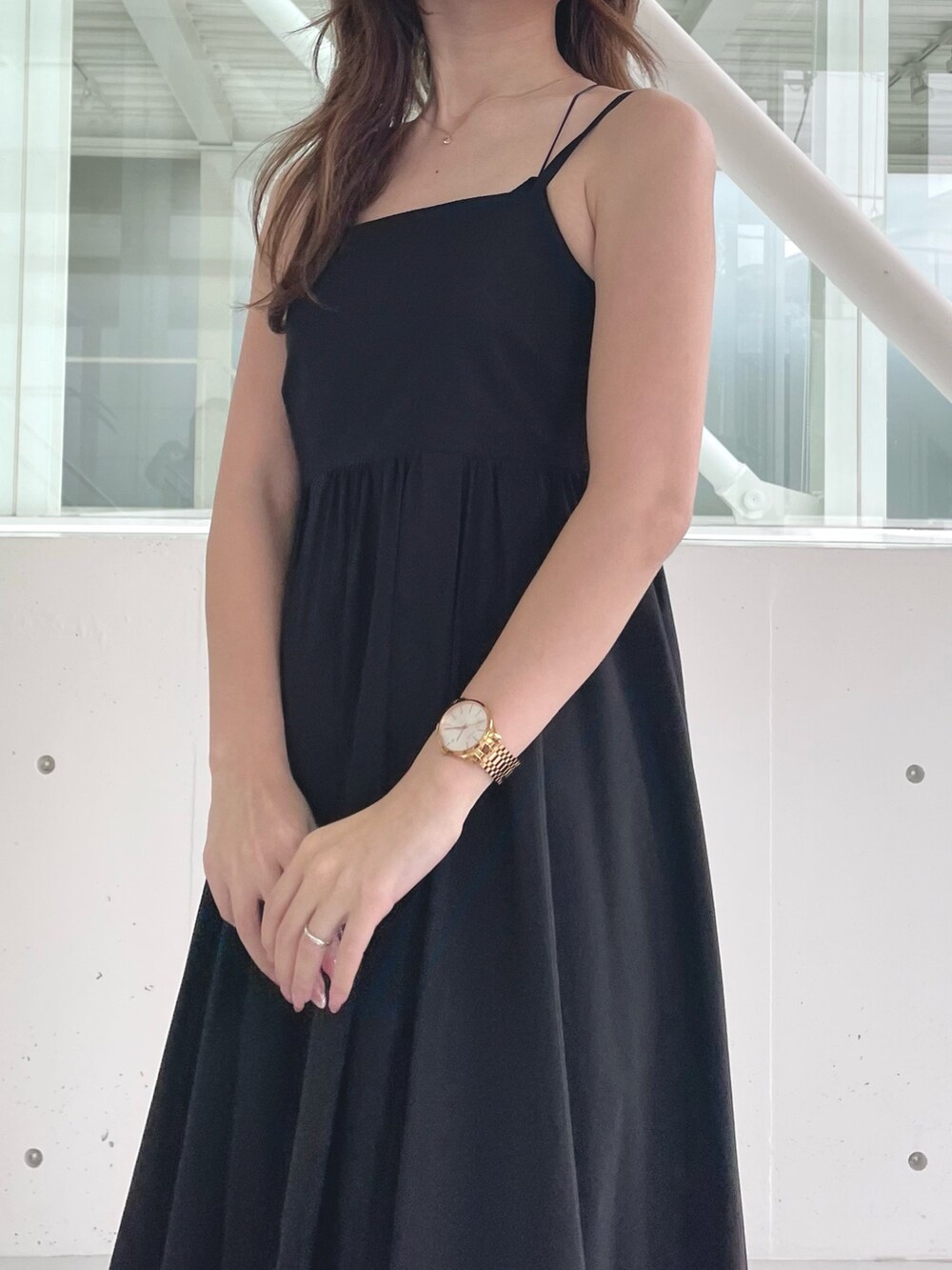 ブラック系のワンピース、ブラック系のサンダル、ブラック系のチューブトップを着用したレディースの春コーディネートの5枚目の写真