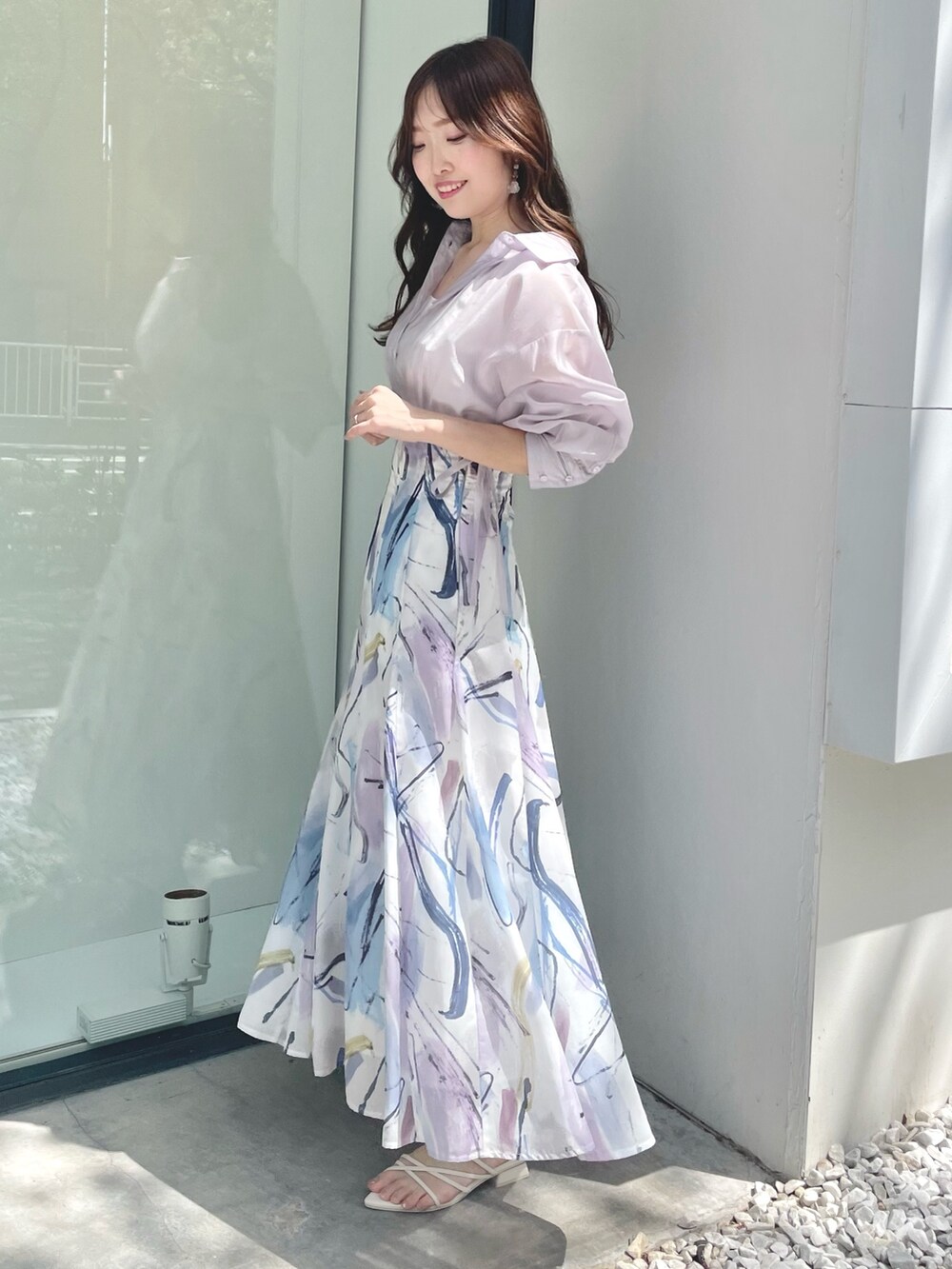 パープル系のシャツ/ブラウス、パープル系のスカート、ホワイト系のサンダルを着用したレディースの春コーディネートの3枚目の写真