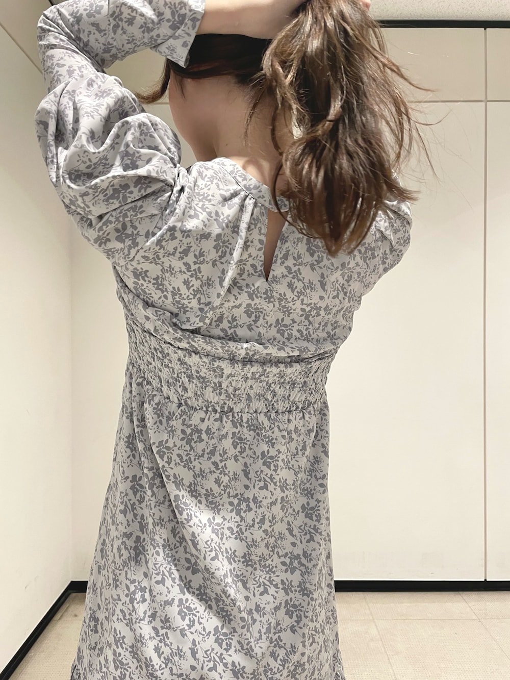 ホワイト系のカーディガン/ボレロ、パープル系のワンピース、ブラウン系のブーツを着用したレディースの冬コーディネートの8枚目の写真