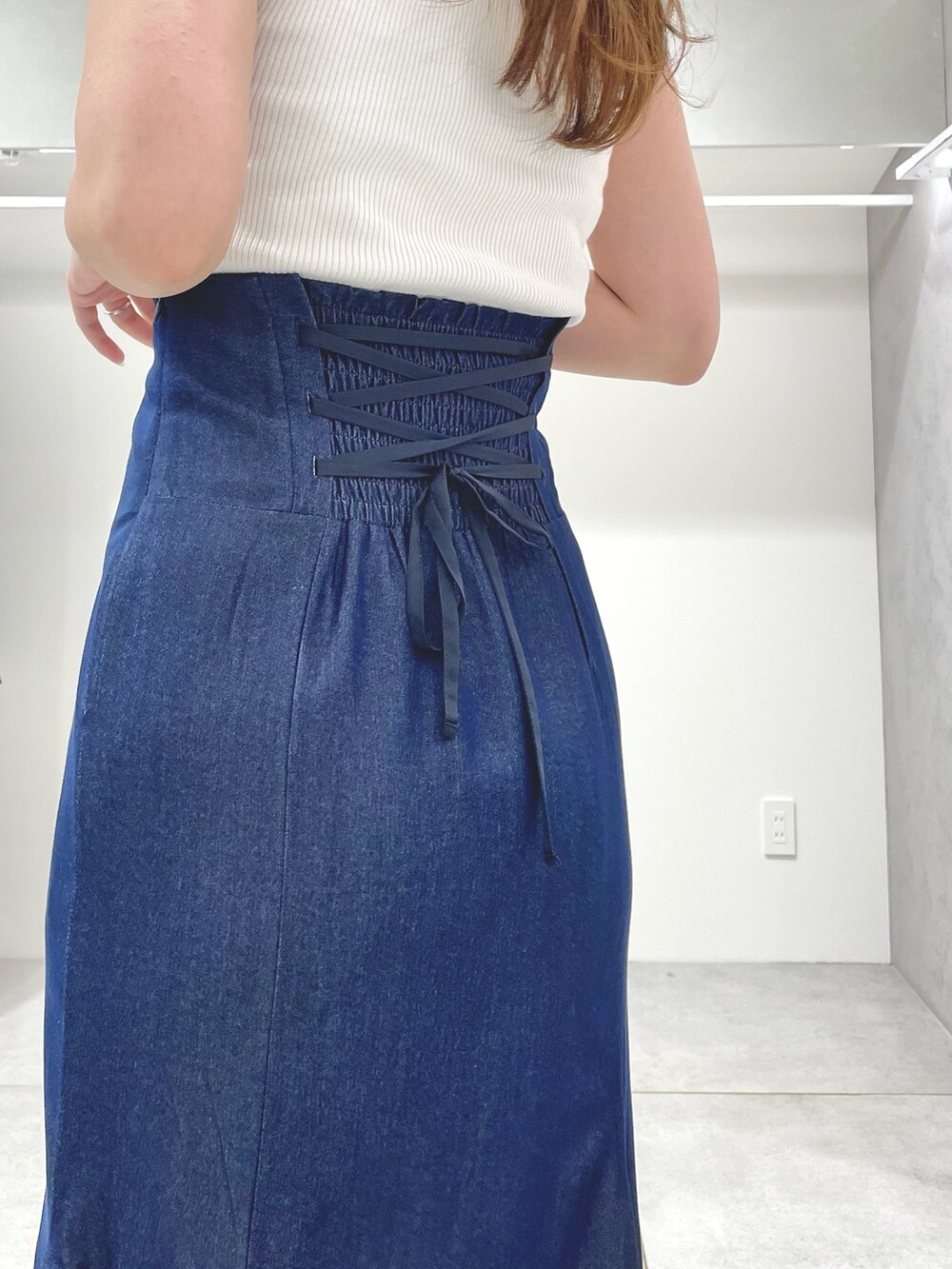 ブルー系のスカート、ブラック系のサンダル、ベージュ系のシャツ/ブラウスを着用したレディースの春コーディネートの10枚目の写真