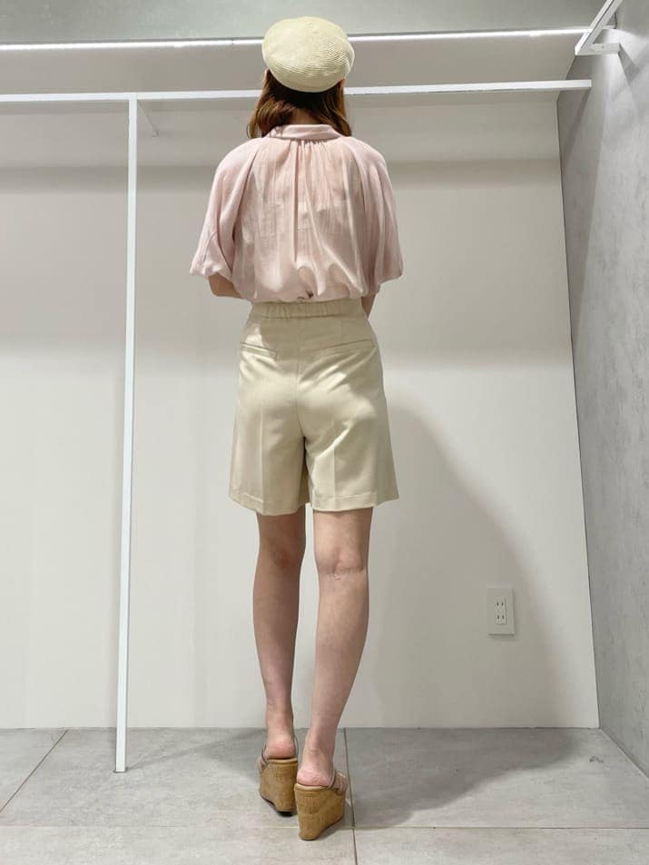 ピンク系のシャツ/ブラウス、ホワイト系のその他パンツ、ベージュ系のサンダルを着用したレディースの夏コーディネートの3枚目の写真